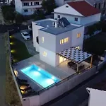 Lumaka Sun: Beachside Retreat With Dual Pools In Villa