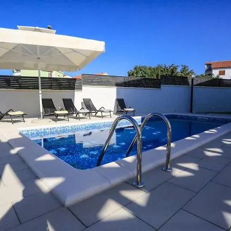 Lumaka Sun - Amazing In With 4 Bedrooms, Wifi, Outdoor Swimming Pool And Heated Swimming Pool Brodarica (Sibenik-Knin)