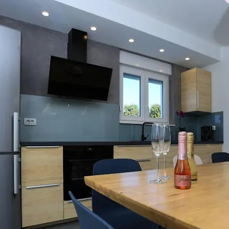 Lumaka Sun - Amazing In With 4 Bedrooms, Wifi, Outdoor Swimming Pool And Heated Swimming Pool