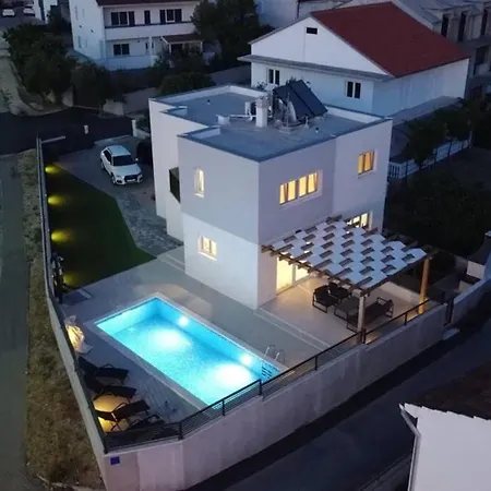 Lumaka Sun - Amazing In With 4 Bedrooms, Wifi, Outdoor Swimming Pool And Heated Swimming Pool Villa