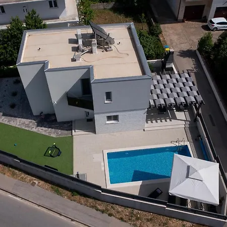 Lumaka Sun: Beachside Retreat With Dual Pools In Villa