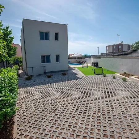 Lumaka Sun - Amazing In With 4 Bedrooms, Wifi, Outdoor Swimming Pool And Heated Swimming Pool