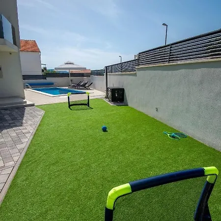 Lumaka Sun - Amazing In With 4 Bedrooms, Wifi, Outdoor Swimming Pool And Heated Swimming Pool Brodarica (Sibenik-Knin)