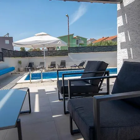 Lumaka Sun - Amazing In With 4 Bedrooms, Wifi, Outdoor Swimming Pool And Heated Swimming Pool * Brodarica (Sibenik-Knin)