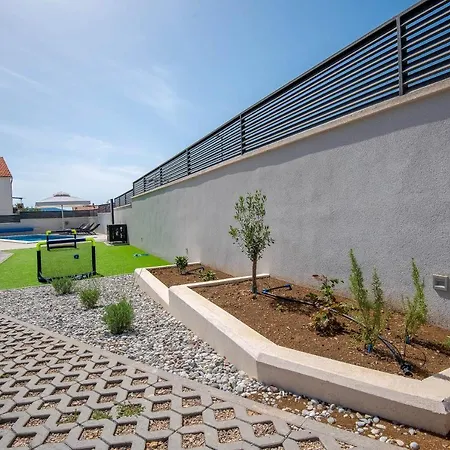 Villa Lumaka Sun - Amazing In With 4 Bedrooms, Wifi, Outdoor Swimming Pool And Heated Swimming Pool