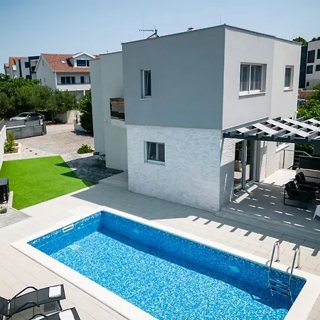 Lumaka Sun - Amazing In With 4 Bedrooms, Wifi, Outdoor Swimming Pool And Heated Swimming Pool 브로다리카