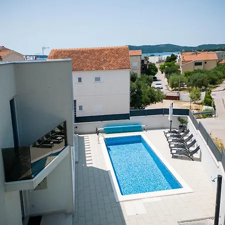 Lumaka Sun - Amazing In With 4 Bedrooms, Wifi, Outdoor Swimming Pool And Heated Swimming Pool Villa