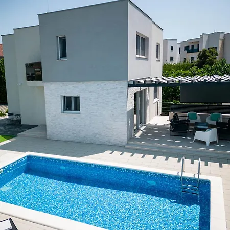 Lumaka Sun - Amazing In With 4 Bedrooms, Wifi, Outdoor Swimming Pool And Heated Swimming Pool Villa