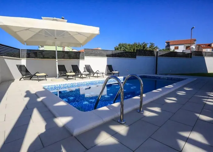 Lumaka Sun - Amazing In With 4 Bedrooms, Wifi, Outdoor Swimming Pool And Heated Swimming Pool Brodarica (Sibenik-Knin)