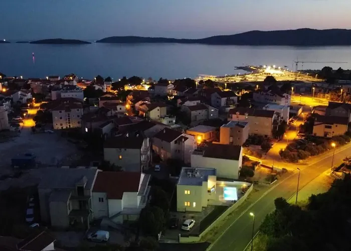 Lumaka Sun - Amazing In With 4 Bedrooms, Wifi, Outdoor Swimming Pool And Heated Swimming Pool Brodarica (Sibenik-Knin)