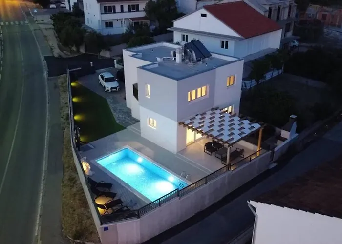 Lumaka Sun - Amazing In With 4 Bedrooms, Wifi, Outdoor Swimming Pool And Heated Swimming Pool Villa