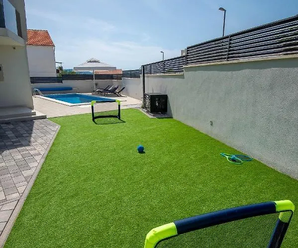 Lumaka Sun - Amazing In With 4 Bedrooms, Wifi, Outdoor Swimming Pool And Heated Swimming Pool Brodarica (Sibenik-Knin)