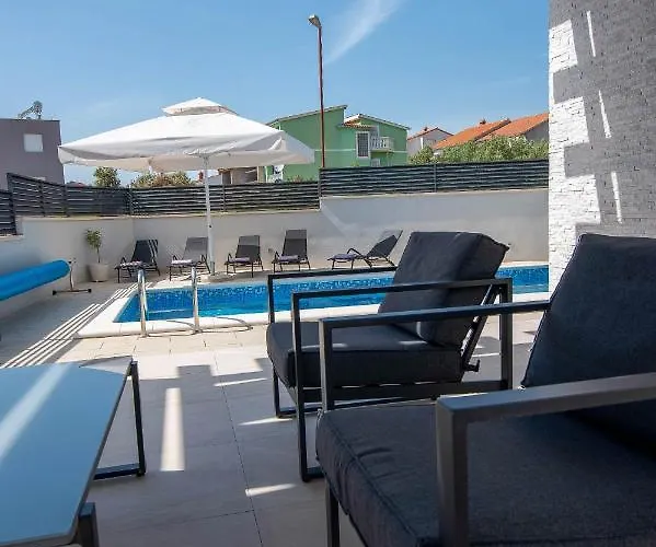 Lumaka Sun - Amazing In With 4 Bedrooms, Wifi, Outdoor Swimming Pool And Heated Swimming Pool * Brodarica (Sibenik-Knin)