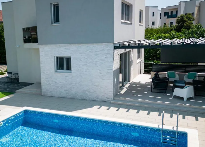 Lumaka Sun - Amazing In With 4 Bedrooms, Wifi, Outdoor Swimming Pool And Heated Swimming Pool Villa